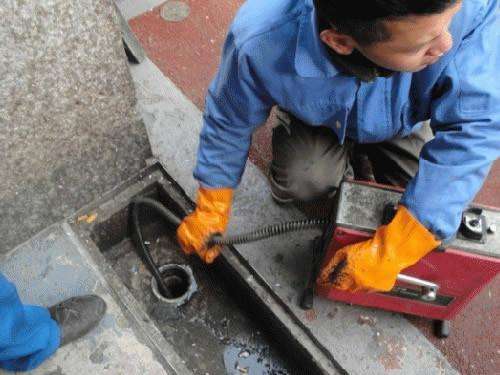 总口管理区疏通下水道