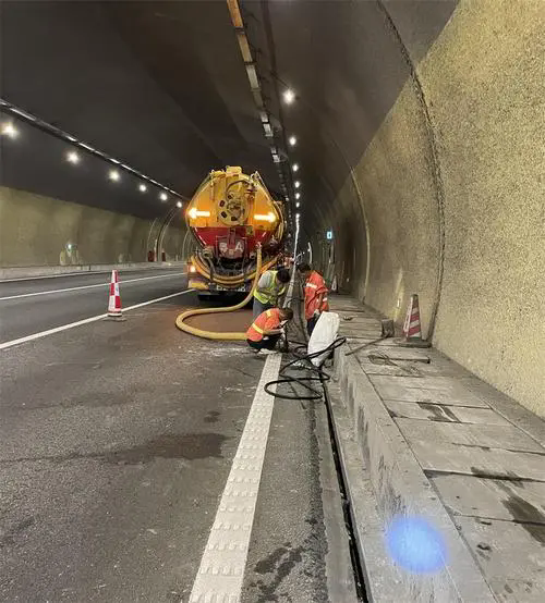 总口管理区隧道排水渠清淤